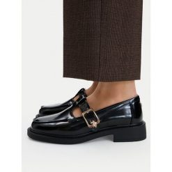 Półbuty U.S. Polo Assn. Czarne półbuty wsuwane U.S. Polo Assn., bez wzorów, bez obcasa, na płaskiej podeszwie. Za 259.99 zł.