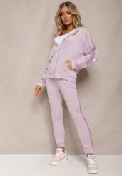 Fioletowy Welurowy Komplet z Cekinami Rozpinana Bluza z Kapturem i Spodnie ze Ściągaczami Natitia. Fioletowe bluzy Renee, s, bez wzorów, z weluru, bez ramiączek, z kapturem. W wyprzedaży za 63.99 zł.