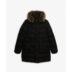 Damska kurtka puchowa o średniej długości Superdry Everest. Czarne kurtki Superdry, bez wzorów, z puchu, bez kaptura. W wyprzedaży za 832.70 zł.