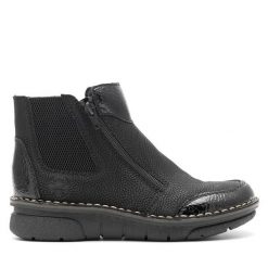 Botki Rieker. Czarne botki Rieker, bez wzorów, bez obcasa, na płaskiej podeszwie, bez zapięcia. Za 349.99 zł.