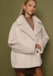Beżowa Kurtka Futerko o Dwurzędowym Kroju Oversize Nalizana. Brązowe kurtki Born2be, l, bez wzorów, z futra, eleganckie, bez kaptura. Za 229.99 zł.