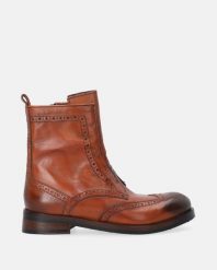BRĄZOWE BOTKI DAMSKIE P006LEBROBB022. Brązowe botki Venezia, bez wzorów, ze skóry, bez obcasa, bez zapięcia. Za 899.00 zł.