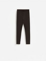 Legginsy z bawełną - ciemnobrązowy. Brązowe legginsy Reserved, bez wzorów, z bawełny. Za 39.99 zł.