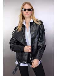 Trendyol Kurtka w kolorze czarnym ze skóry syntetycznej rozmiar: S. Czarne kurtki Trendyol, s, bez wzorów, ze skóry, bez kaptura. Za 200.13 zł.