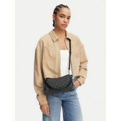 Torebka Calvin Klein Jeans. Czarne torebki klasyczne Calvin Klein Jeans, bez wzorów, z jeansu, klasyczne, bez dodatków. Za 269.99 zł.