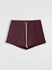 Szerokie szorty dresowe z rozcięciem - bordowy. Czerwone szorty sportowe Sinsay, bez wzorów, z dresówki. Za 25.99 zł.