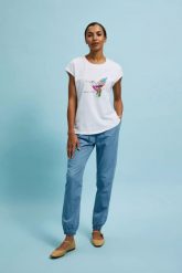 T-shirt z nadrukiem biały. Białe t-shirty MOODO, bez wzorów, bez kołnierzyka, bez ramiączek. W wyprzedaży za 24.99 zł.