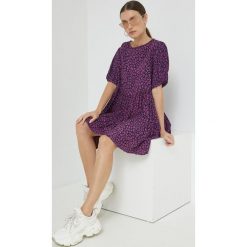 Tommy Jeans sukienka kolor granatowy mini rozkloszowana. Niebieskie sukienki Tommy Jeans, l, bez wzorów, z jeansu, bez kołnierzyka, bez ramiączek, mini, rozkloszowane. Za 449.99 zł.