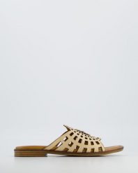 AŻUROWE KLAPKI DAMSKIE 030510582 BEIGE. Brązowe klapki Venezia, w ażurowe wzory, ze skóry, bez obcasa, bez zapięcia. Za 239.00 zł.