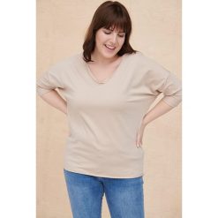 Bluzka Damska Bart 2 Plus Size Jasny Beż. Bluzki blue shadow, plus size, bez wzorów, z bawełny, bez kołnierzyka, plus size, bez ramiączek. Za 119.90 zł.