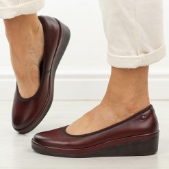 Bordowe skórzane półbuty damskie Vinceza 39987. Czerwone półbuty wsuwane VINCEZA, na jesień, bez wzorów, z jeansu, eleganckie, z okrągłym noskiem, bez obcasa, na koturnie. Za 219.00 zł.