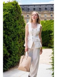 Christian Laurier Skórzana torebka "Livia" w kolorze beżowym - 36 x 39 x 12 cm rozmiar: onesize. Brązowe torebki klasyczne Christian Laurier, bez wzorów, z materiału, przez ramię, bez dodatków. Za 326.99 zł.