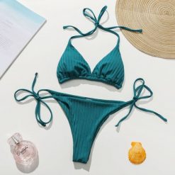 Bikini trójkątne prążkowane na plażę i basen Tovah. Żółte bikini Intica, bez wzorów, z materiału. W wyprzedaży za 129.00 zł.