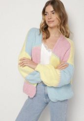 Różowy Kardigan z Wełną i Wiskozą w Patchworkowe Łaty Fesunesa. Czerwone swetry Born2be, na lato, bez wzorów, z jeansu, klasyczne, bez ramiączek. Za 149.99 zł.