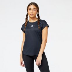 Koszulka damska New Balance WT23277BK – czarna. Czarne t-shirty sportowe New Balance, xs, bez wzorów, z materiału, bez ramiączek, na fitness i siłownię. Za 179.99 zł.