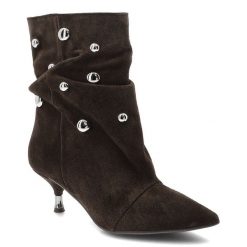 Botki damskie Chebello, zamszowe skórzane na szpilce z noskiem w szpic i marszczona cholewka z ozdobami, brązowe, 4826. Brązowe botki CheBello, z aplikacjami, z zamszu, eleganckie, bez obcasa, na obcasie, bez zapięcia. Za 439.00 zł.