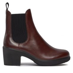 Botki ECCO. Brązowe botki ECCO, bez wzorów, bez obcasa, na słupku, bez zapięcia. Za 669.99 zł.