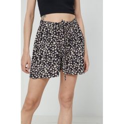 Medicine szorty damskie kolor czarny wzorzyste high waist. Czarne szorty MEDICINE, bez wzorów. W wyprzedaży za 49.90 zł.