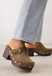 Zielone Klapki Chodaki na Słupku z Cholewką z Nitami i Paskiem z Klamerką Jinnor. Zielone klapki Renee, w ażurowe wzory, boho, bez obcasa, na obcasie, bez zapięcia. Za 109.99 zł.