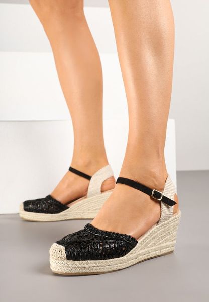 Czarne Sandały na Koturnie Ozdobione Plecionką w Stylu Boho Nevoline. Czarne sandały Born2be, z aplikacjami, boho, bez obcasa, na koturnie, bez zapięcia. Za 89.99 zł.