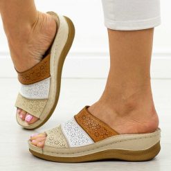 Beżowe skórzane klapki damskie na koturnie T.Sokolski 172. Brązowe klapki Sokolski, bez wzorów, z jeansu, biznesowe, bez obcasa, na koturnie, bez zapięcia. Za 239.00 zł.