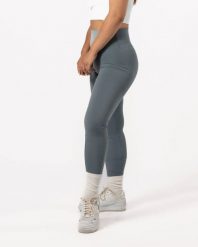 Damskie legginsy 7/8 na jogę i pilates, bez przedniego szwu – turkusowy błękit. Niebieskie legginsy AESTHETIC WOLF, bez wzorów, z dzianiny. Za 149.99 zł.