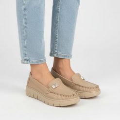 Mokasyny damskie Armodo, cholewka ze skóry naturalnej gładkiej klasyczna wsuwana konstrukcja z delikatnym przeszyciem, beżowe, 10167. Brązowe mokasyny Armodo, bez wzorów, ze skóry. Za 359.00 zł.