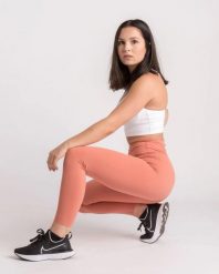 Damskie legginsy 7/8 na jogę i pilates, bez przedniego szwu – łososiowy. Czerwone legginsy AESTHETIC WOLF, bez wzorów, z dzianiny. Za 149.99 zł.