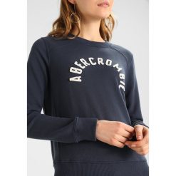 Abercrombie & Fitch SUNFADE TECH LOGO CREW Bluza navy. Niebieskie bluzy marki comma casual identity, z materiału, casualowe. Za 269.00 zł.