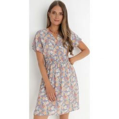 Jasnoniebieska Sukienka Somsey. Niebieskie sukienki Born2be, l, bez wzorów, z wiskozy, bez kołnierzyka, bez ramiączek, mini, kopertowe. W wyprzedaży za 74.99 zł.