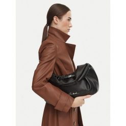 Torebka Steve Madden. Czarne torebki klasyczne Steve Madden, bez wzorów, klasyczne, bez dodatków. Za 519.99 zł.