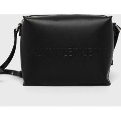 Calvin Klein Jeans - Torebka. Białe torebki klasyczne Calvin Klein Jeans, bez wzorów, z jeansu, casualowe, bez dodatków. Za 339.90 zł.