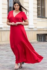 Sukienka na wesele z kopertowym dekoltem FIOMENA long czerwona. Czerwone sukienki KARKO, do pracy, plus size, bez wzorów, z elastanu, biznesowe, bez kołnierzyka, plus size, bez ramiączek, maxi, kopertowe. Za 319.50 zł.