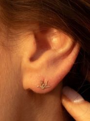 L instant d Or Złote kolczyki-wkrętki "Envolée" rozmiar: onesize. Żółte kolczyki L instant d Or, złote. Za 270.39 zł.