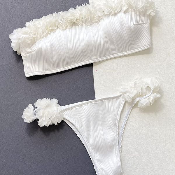 Strój kąpielowy z motywem róż plażowy elegancja Sija. Białe stroje jednoczęściowe Intica, z aplikacjami. Za 149.00 zł.