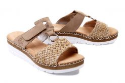 RIEKER V1243-60 beige, klapki damskie. Brązowe klapki Rieker, bez wzorów, bez obcasa, na koturnie, bez zapięcia. Za 279.90 zł.
