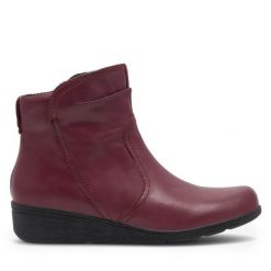 Botki Go Soft. Czerwone botki GO SOFT, bez wzorów, bez obcasa, na płaskiej podeszwie, bez zapięcia. Za 124.99 zł.