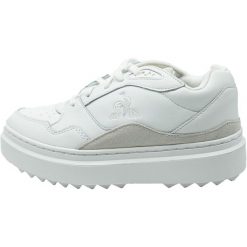 Buty sportowe damskie Le Coq Sportif LCS T2000. Białe buty treningowe Le Coq Sportif, bez wzorów, ze skóry, bez zapięcia, trekkingowe. Za 590.00 zł.