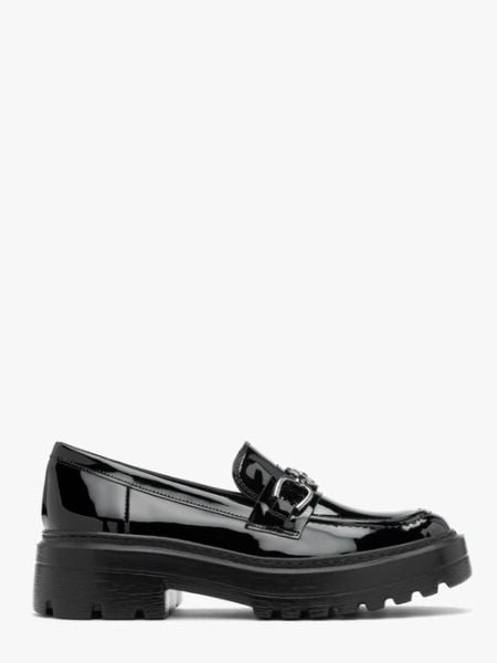 Czarne lakierowane mokasyny z ozdobą. Czarne mokasyny Ryłko, z aplikacjami, z lakierowanej skóry, z okrągłym noskiem. W wyprzedaży za 279.99 zł.
