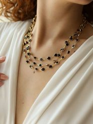 L'Atelier de Gaia Pozłacany naszyjnik z kryształami - dł. 48 cm rozmiar: onesize. Czarne naszyjniki L'Atelier de Gaia, z materiału, z kryształem, pozłacane. Za 43.99 zł.