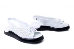 ARTIKER RELAKS 54C0765 biały, sandały damskie. Białe sandały Artiker Relaks, bez wzorów, ze skóry, bez obcasa, na koturnie, bez zapięcia. Za 354.90 zł.