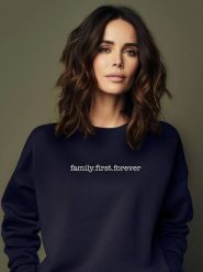 WOOOP Bluza "Family First Forever" w kolorze granatowym rozmiar: L. Niebieskie bluzy Wooop, l, bez wzorów, z bawełny, bez ramiączek, bez kaptura. Za 105.95 zł.