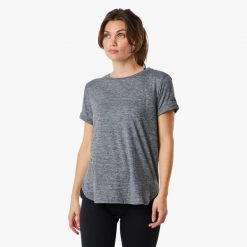 Koszulka treningowa damska Swedemount Core Loose Fit Tee szybkoschnąca. Zielone t-shirty sportowe SWEDEMOUNT, l, bez wzorów, z materiału, bez ramiączek, do biegania. Za 57.00 zł.