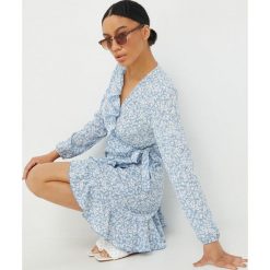 Only sukienka kolor niebieski mini rozkloszowana. Niebieskie sukienki ONLY, bez wzorów, z tkaniny, bez kołnierzyka, bez ramiączek, maxi, rozkloszowane. W wyprzedaży za 114.99 zł.