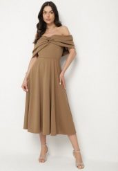 Brązowa Rozkloszowana Sukienka z Odsłoniętymi Ramionami i Drapowaniem Odilene. Brązowe sukienki Born2be, na imprezę, l, bez wzorów, eleganckie, bez kołnierzyka, bez ramiączek, midi, rozkloszowane. W wyprzedaży za 118.99 zł.