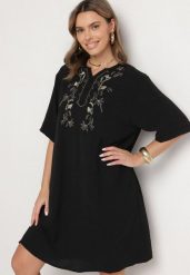 Czarna Sukienka Pudełkowa z Guzikami i Ozdobnymi Haftami Jenivanea. Czarne sukienki Born2be, na co dzień, l, z aplikacjami, eleganckie, bez kołnierzyka, bez ramiączek, midi. Za 119.99 zł.