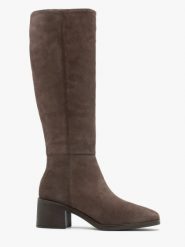 Brązowe kozaki ze skóry welurowej. Brązowe kozaki Ryłko, bez wzorów, ze skóry, eleganckie, bez obcasa, na obcasie, bez zapięcia. Za 549.99 zł.