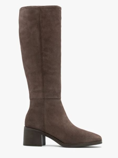 Brązowe kozaki ze skóry welurowej. Brązowe kozaki Ryłko, bez wzorów, ze skóry, eleganckie, bez obcasa, na obcasie, bez zapięcia. Za 549.99 zł.
