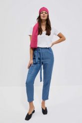 Szal z drobnym metalicznym nadrukiem truskawkowy. Czerwone szaliki i kominy MOODO, bez wzorów, z poliesteru. W wyprzedaży za 16.99 zł.