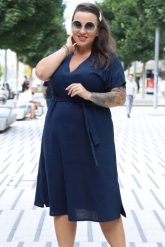 Sukienka biznesowa lniana z wysmuklającym dekoltem DYZMA granatowa. Sukienki KARKO, do pracy, l, bez wzorów, ze lnu, biznesowe, bez kołnierzyka, plus size, bez ramiączek, mini, kopertowe. Za 339.50 zł.